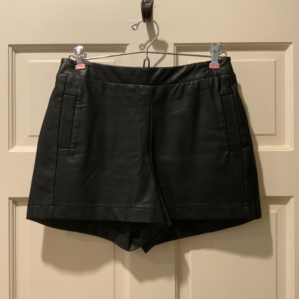 Faux leather shorts. Black.